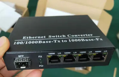 10/100/1000base SFP - 4 UTP/RJ45 イーサネット メディア コンバータ